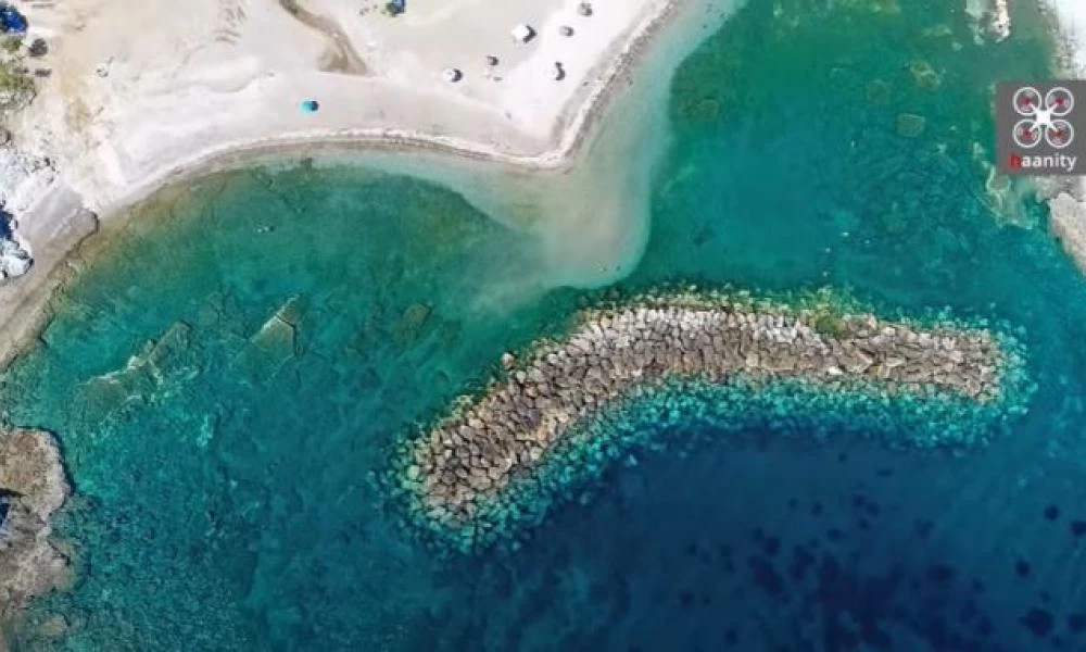 Εύβοια: Η άγνωστη παραλία με τον περίεργο κυματοθραύστη σε σχήμα "μπανάνας"